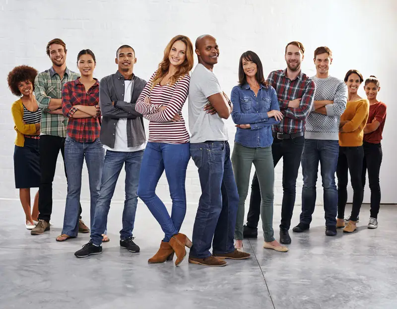 Groupe de gens aptes à la formation en entreprise ayant réussi une formation réseaux sociaux | Centre ELC