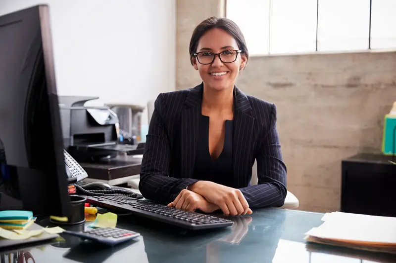 Dame aux services administratifs | Centre ELC
